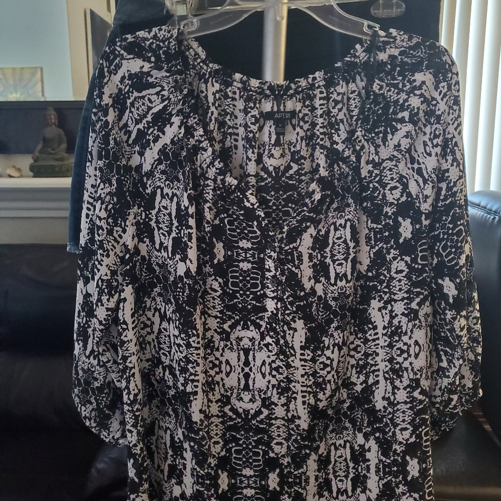 Apt 9 womens black and white loose flowy blouse open v neck